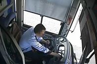 公交车司机开车途中使用手机被开除公司是否违法？