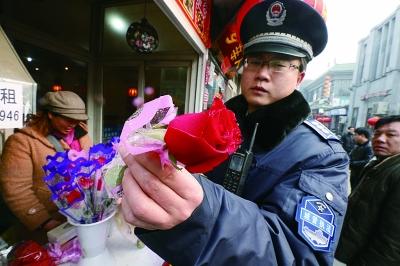 城管队员查抄无照贩卖的“玫瑰” 摄/法制晚报记者 曹博远