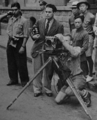 1938年的汉口，卡帕（左一）和伊文斯（中间西装者），电影摄影师佛诺
