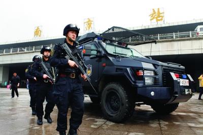 南京特警在火车站持枪巡逻。 于英杰摄