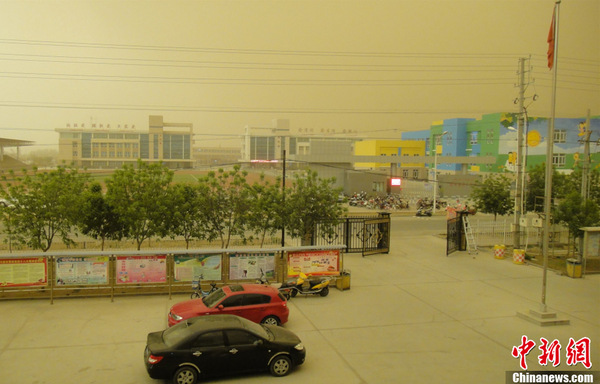 新疆甘肃等地遭遇今年最强沙尘暴 黄沙蔽日白昼如夜2