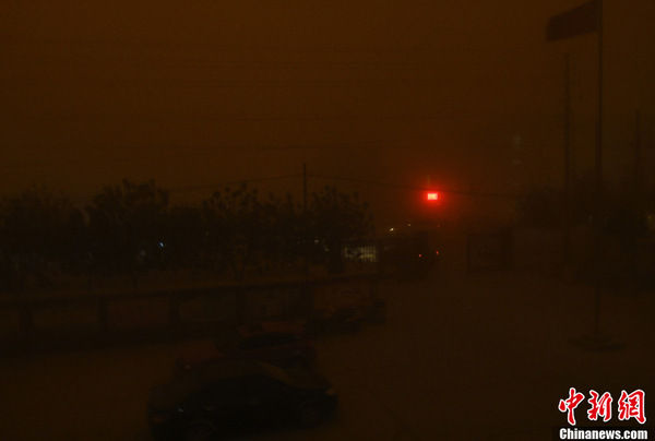 新疆甘肃等地遭遇今年最强沙尘暴 黄沙蔽日白昼如夜4