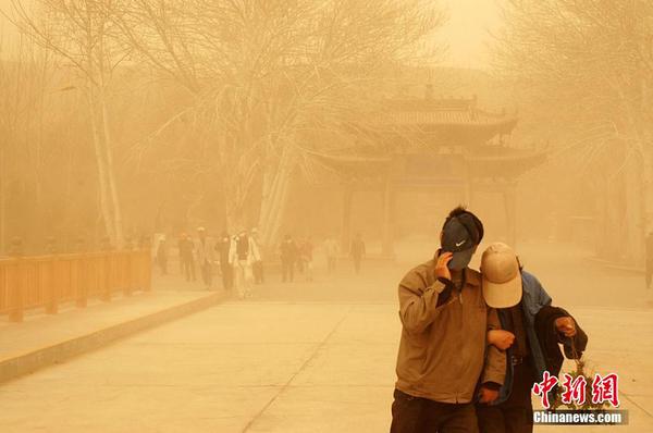 新疆甘肃等地遭遇今年最强沙尘暴 黄沙蔽日白昼如夜7