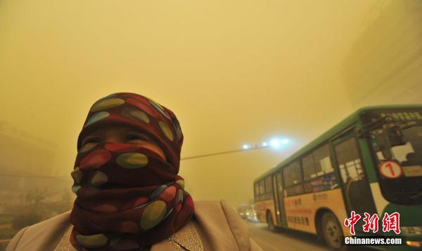新疆甘肃等地遭遇今年最强沙尘暴 黄沙蔽日白昼如夜9