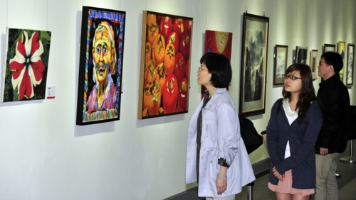 5月3日，观众在两岸艺术名家交流展上参观。
