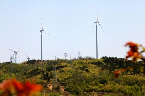 这是5月6日拍摄的山东威海中广核风电场。