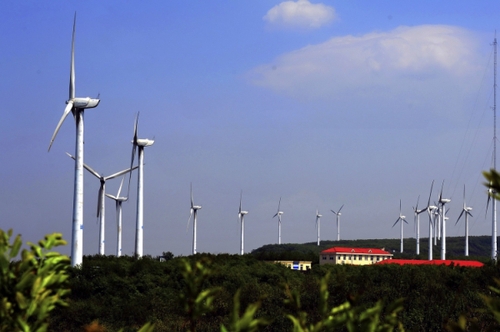 这是5月6日拍摄的山东烟台栖霞唐山风电场。