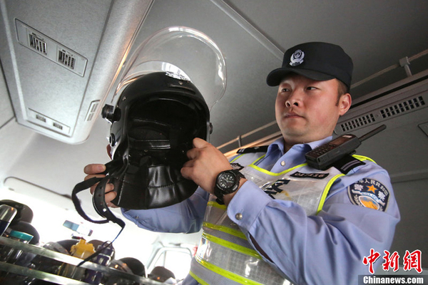 沪警方成立首支冲锋队-配备可4G传输头盔3