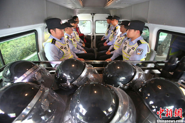 沪警方成立首支冲锋队-配备可4G传输头盔2