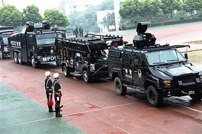 　2014年5月14日，四川广安市开展反恐防暴暨应急处突综合实战演练，来自公安战线的特警在进行特种车辆展示。
