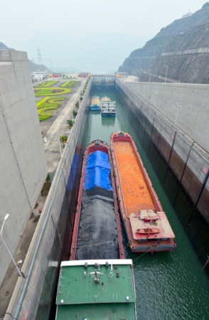 三峡水库水位持续消落　五级船闸改为四级运行3