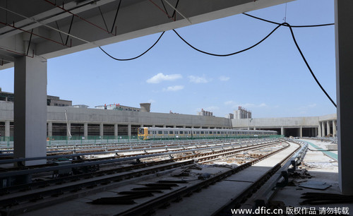 　2014年5月27日，探访北京地铁7号线。目前，7号线已经开始动车调试，图为7号线列车驶出焦化厂车辆段。