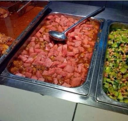 高校食堂里的西瓜炒肉。微博图片