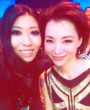 　2012年9月12日，央视主持人董卿主持《综艺盛典》，与歌手曲婉婷一起合影自拍。