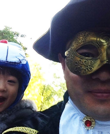 　2013年10月26日，央视《晚间新闻》主持人赵普在万圣节之际，打扮成海盗船长，陪儿子参加学校演出活动。