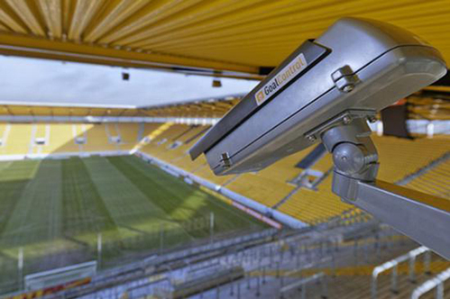 给球门安装“天眼”：德国GoalControl是本届世界杯官方的球门线技术提供商，其GoalControl-4D追踪技术通过一个监控相机和软件，能够准确地识别足球是否真正地越过球门线，减少误判情况。据悉，一个体育场中需要安装14个监控摄像头在不同位置，以实现三维扫描和跟踪捕捉。
