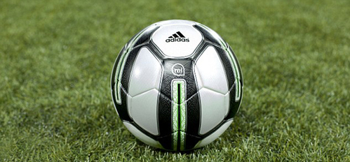 　训练足球：阿迪达斯开发出训练使用的智能足球，其有内置监控器，可记录地球力度、飞行轨迹，显示对罚球和边角点的影响等，并可通过蓝牙帮球员学习和掌控各种踢球、控球技巧。（沈姝华）
