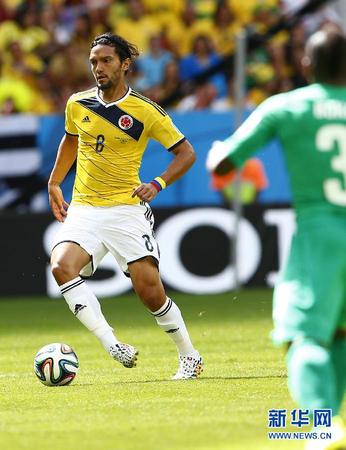 6月19日，哥伦比亚队球员阿•阿吉拉尔（左）带球进攻。当日，在巴西首都巴西利亚马内•加林查国家体育场进行的2014年巴西世界杯小组赛C组比赛中，哥伦比亚队对阵科特迪瓦队。 新华社记者刘彬摄