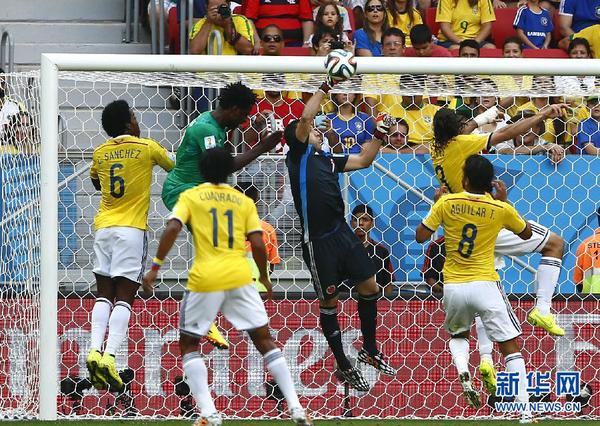 6月19日，哥伦比亚队守门员大•奥斯皮纳（右三）门前救险。当日，在巴西首都巴西利亚马内•加林查国家体育场进行的2014年巴西世界杯小组赛C组比赛中，哥伦比亚队对阵科特迪瓦队。 新华社记者刘彬摄