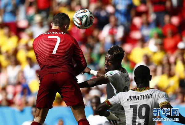 　6月26日，葡萄牙队球员克·罗纳尔多（左）在比赛中头球。当日，在巴西巴西利亚马内·加林查国家体育场进行的2014年巴西世界杯小组赛G组比赛中，葡萄牙队以2比1战胜加纳队。葡萄牙队在小组赛中一胜一平一负，净胜球劣势遭淘汰。新华社记者刘彬摄