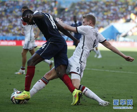 7月4日，德国队球员许尔勒（右）与法国队球员马图伊迪拼抢。当日，在巴西里约热内卢马拉卡纳大球场进行的2014年巴西世界杯四分之一决赛中，德国队以1比0战胜法国队，晋级四强。　　新华社记者王丽莉摄