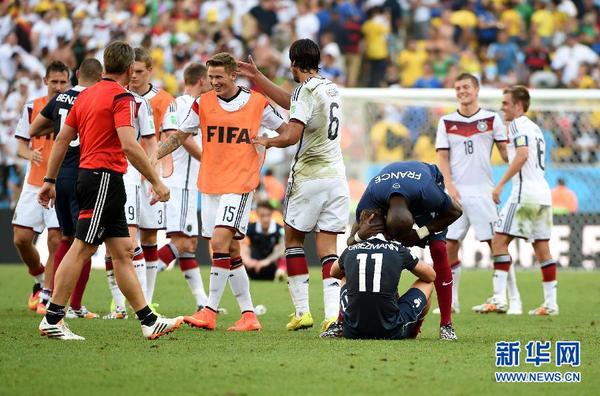 7月4日，德国队球员在比赛后庆祝胜利。当日，在巴西里约热内卢马拉卡纳大球场进行的2014年巴西世界杯四分之一决赛中，德国队以1比0战胜法国队，晋级四强。　　新华社记者王毓国摄