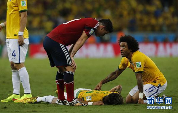7月4日，巴西队球员内马尔受伤倒地。当日，在巴西福塔莱萨卡斯特洛竞技场进行的2014年巴西世界杯四分之一决赛中，巴西队以2比1战胜哥伦比亚队，晋级四强。　新华社记者周磊摄