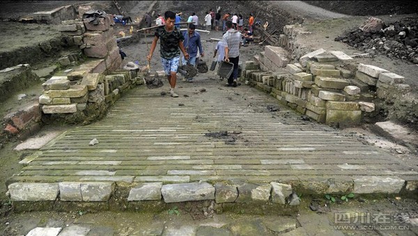 成都体育中心蜀王府遗址挖掘出护城河城壕2