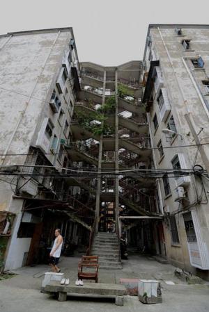 2014年7月9日，广西南宁市，在唐山路一居民区里面有一栋很奇特霸气的楼层建筑。楼层之间通过一个双向楼梯层层相连，连连相扣，十分霸气。