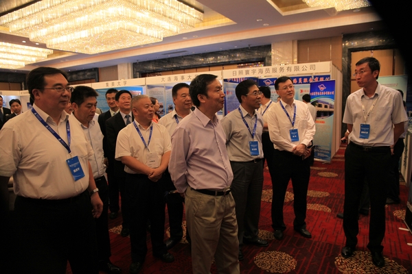 来自北京、上海、江苏、山东等全国各地参加2014中国航海日论坛的嘉宾们在参观海上丝绸之路的大型图片展览。前排中为交通部副部长何建中。马桂山摄影