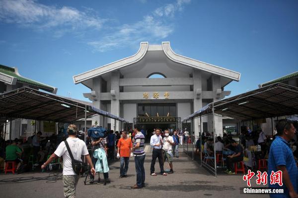 7月25日，台湾澎湖空难供奉亡者的灵堂外，有许多义工在工作。