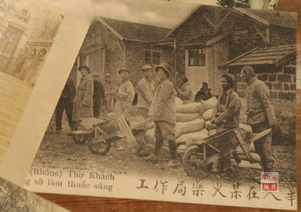 中国人在百年前为世界和平做出的贡献，不仅应受到尊重，更应该被世代铭记。这组图片就是在伊普尔的欧战华工展上展出的一些华工照片、遗物。图为华工在兵工厂工作的照片。华工在兵工厂工作的照片。
