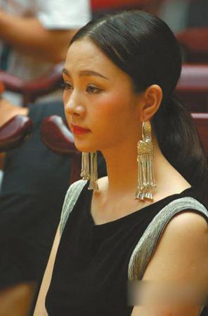 8年后 已经成为影视公司老板的“天仙妹妹”在北京出席某活动，浓妆亮相