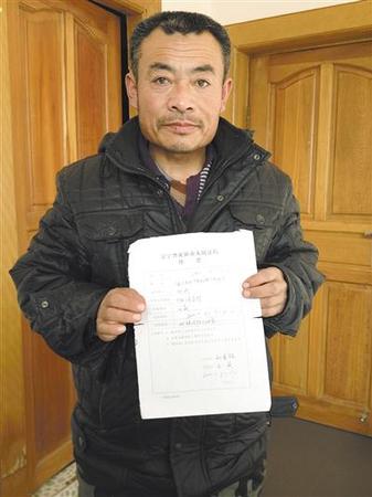 2013年1月，案件一审开庭前，刘刚展示自己的法院传票。新京报记者 吴伟 摄