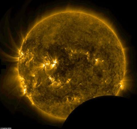月球从NASA的“太阳动力学天文台”与太阳之间经过，遮住了太阳的一部分。