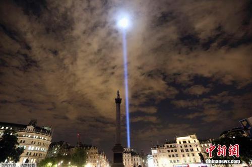 当地时间8月4日，伦敦特拉法加广场的夜空一道光柱划破天际，这是为了纪念第一次世界大战百年的一个特殊的活动。作为纪念活动的一部分，英国各地在8月4日当晚关灯一小时来悼念在一战中死去的同胞，灯光点亮伦敦夜空的活动将持续七天。