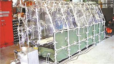 将两名埃博拉病毒感染者接回美国的飞机内搭载有特制的隔离舱