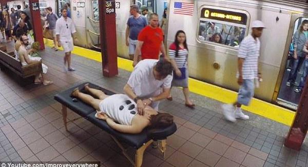 据英国《每日邮报》报道，美国当地时间8月5日，美国著名搞笑团体Improv Everywhere因纽约地铁站炎热而萌生了在地铁站内“安装”桑拿浴室的想法。