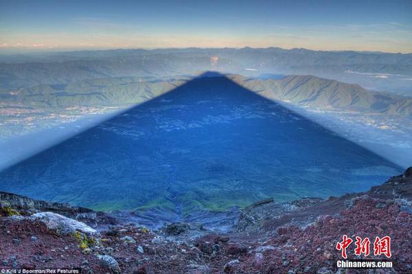 据英国《每日邮报》8月6日报道，一名英国摄影师日前在日本拍下富士山的震撼照片，在清晨日出时分，富士山投下长达15英里(约24公里)的巨大阴影。来自英国肯特郡的摄影师布尔曼(Kris Boorman)在日本旅游时，在清晨5点左右日出时分，站在富士山山顶，拍下了这一组震撼照片。