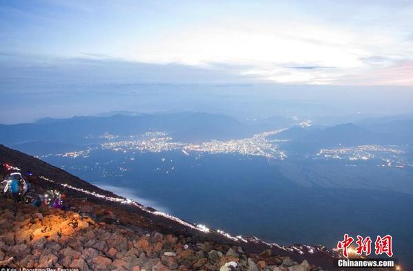 据英国《每日邮报》8月6日报道，一名英国摄影师日前在日本拍下富士山的震撼照片，在清晨日出时分，富士山投下长达15英里(约24公里)的巨大阴影。来自英国肯特郡的摄影师布尔曼(Kris Boorman)在日本旅游时，在清晨5点左右日出时分，站在富士山山顶，拍下了这一组震撼照片。1