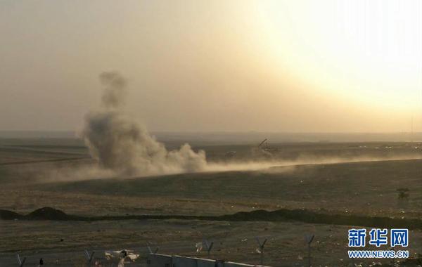美军开始对伊拉克极端组织发动空袭美联社的视频截图画面显示，8月8日，在美军空袭后，伊拉克北部城市埃尔比勒郊外的一个检查站附近升起浓烟。新华社发