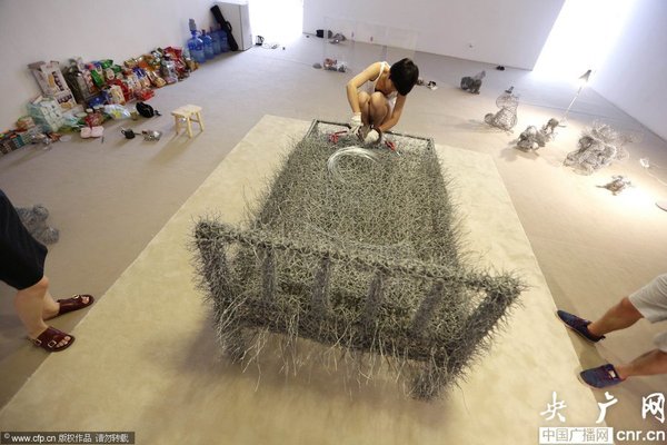 据了解，从8月9号到9月13号，周洁将在北京现在画廊的展厅里睡在铁丝床上。一张未完成铁丝扎成的单人床、一堆铁丝编织的“毛绒玩具”半成品，维持一个多月的食物、手机等等，周洁将与这些东西为伴生活36天。