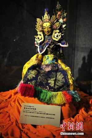 图为1996年十一世班禅额尔德尼敬献中央政府的佛像。