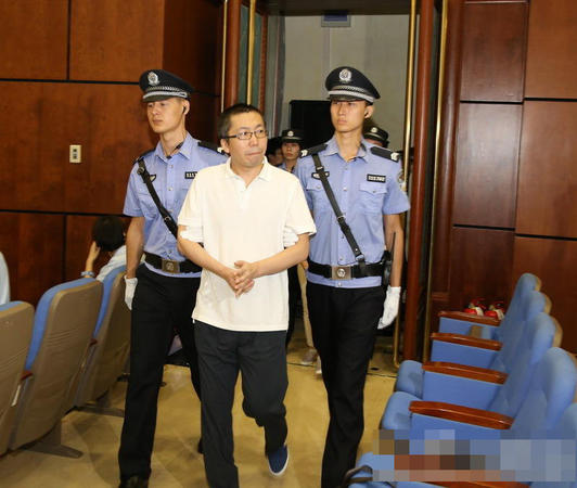 上午9时，两被告单位的诉讼代表人被传唤至法庭，被告人杨秀宇、卢梅被法警带入法庭。