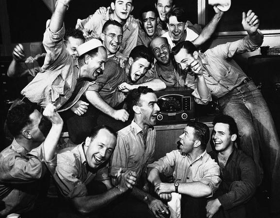 同样是1945年8月15日，在夏威夷珍珠港，美军水兵们收听广播，在听到东京广播电台宣布日本已经接受波茨坦投降条件时欢呼雀跃。