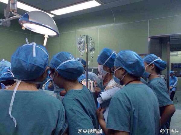 09图为上海一妇婴医院抢救一名羊水栓塞产妇。