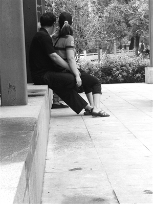 琴桥东公园，一名中年妇女与老人搭讪，一下子坐在老人腿上