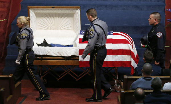 美国警察为因公殉职警犬凯举行隆重葬礼