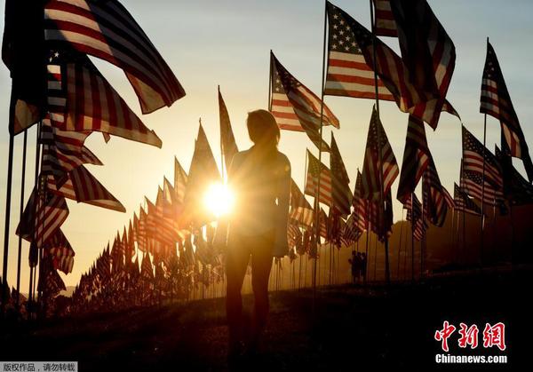 当地时间2014年9月9日，美国加州马里布，佩珀代因大学的学生和教职工竖起3000面美国国旗，纪念9·11事件中的约3000名受害者。