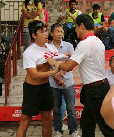 男子行为遭到周围群众制止(图片来源于泰安市青年摄影家官方网站)